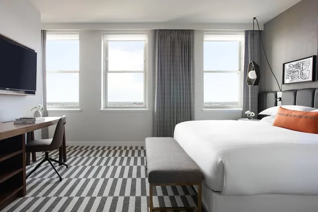 جناح بسرير فردي بإطلالة على المدينة بغرفة نوم واحدة في طابق مرتفع، Kimpton Harper Fort Worth 2/4