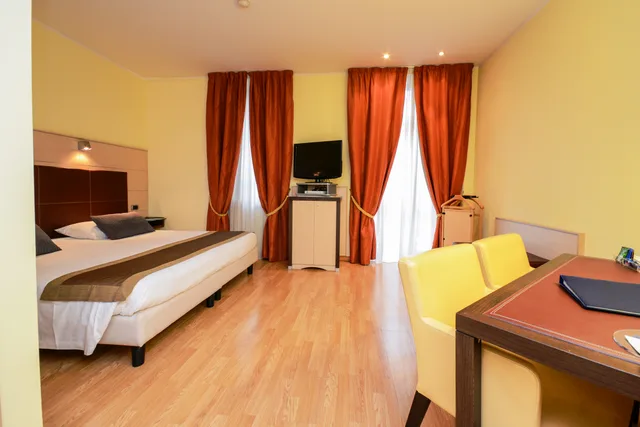 غرفة بريميوم بسرير كينج، Hotel Master 1/6
