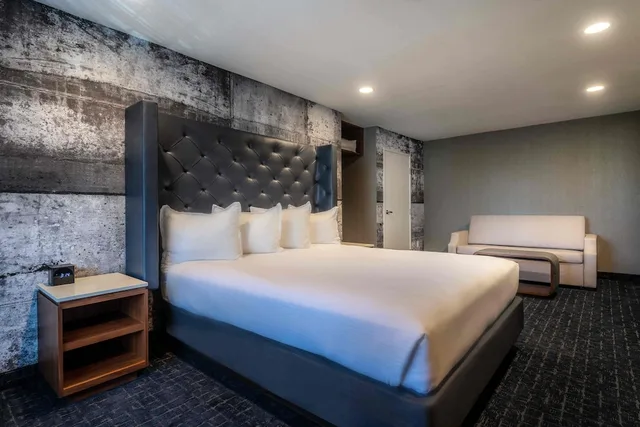 جناح عائلي بسرير كينج وسريرين كوين بغرفتين، Camelot Inn And Suites 1/5