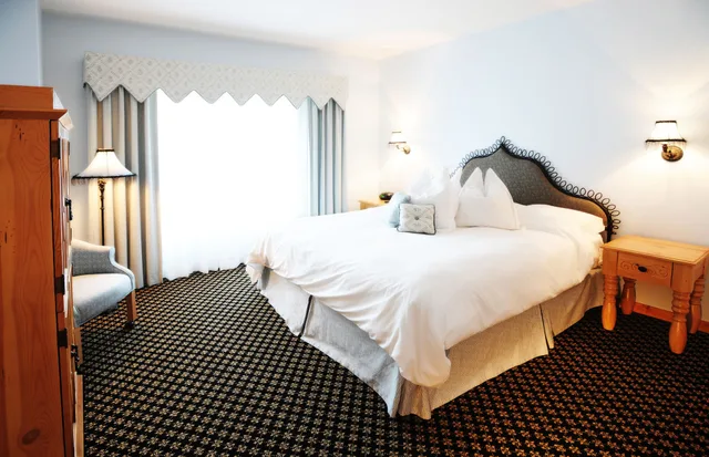 Grand, Mountain, Lodge, King Bed، Boyne Mountain Resort 3/6