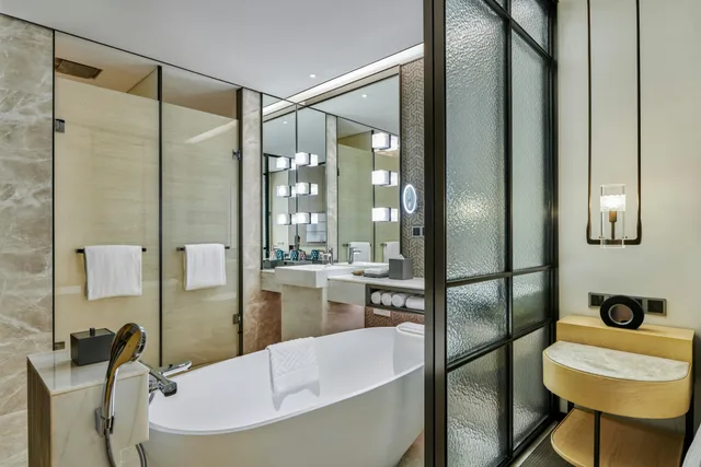 غرفة تنفيذية بسريرين منفصلين، DoubleTree by Hilton Shenzhen Airport 2/2