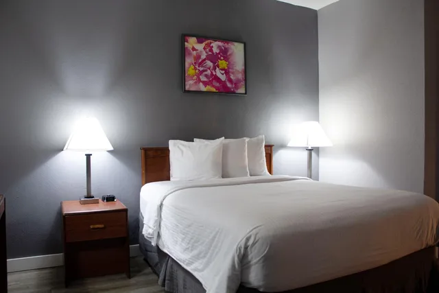 غرفة بسرير مزدوج، New Victorian Inn Suites Sioux City 5/6