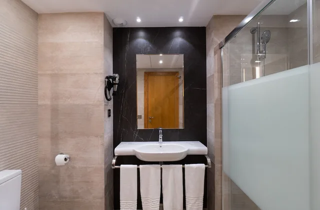 شقة بسرير مزدوج وسريرين منفصلين بغرفة نوم واحدة بإطلالة جزئية على البحر، Hotel Apartamentos Bajondillo 3/4
