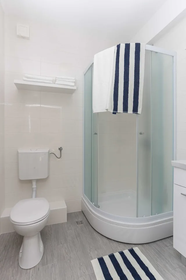 شقة بسرير كوين بشرفة بغرفة نوم واحدة مع أريكة، Apartments Villa Karmen 4/4