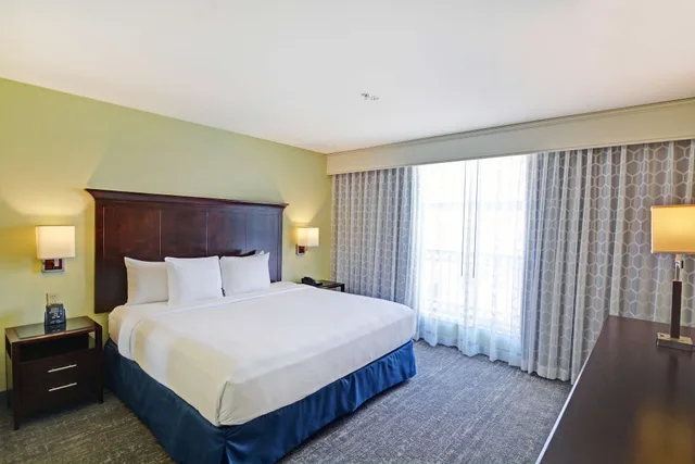 جناح بسرير كينج مع أريكة بمطبخ صغير لذوي الإعاقة، Embassy Suites Valencia 1/4