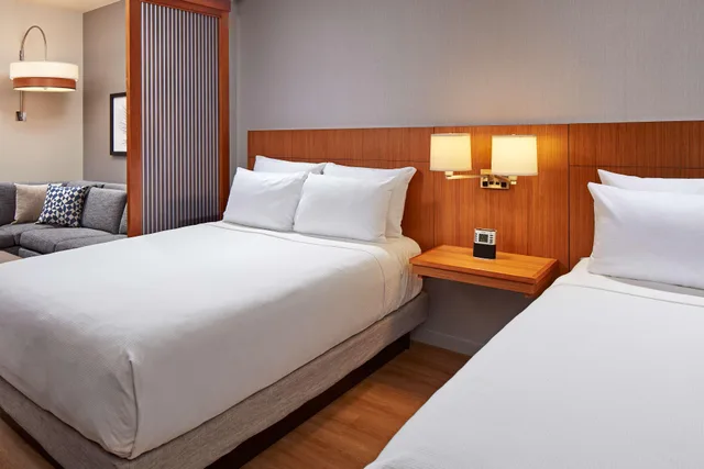 غرفة بسريرين كوين مع أريكة، Hyatt Place LAX El Segundo 1/2