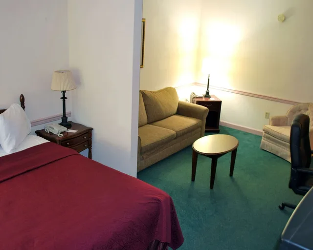 غرفة بسرير كينج مع أريكة، Rodeway Inn & Suites Myerstown - Lebanon 1/1