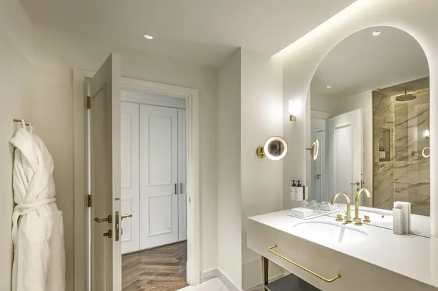 جناح جونيور بسرير كينج بشرفة بإطلالة، Intercontinental Hotels Rome Ambasciatori Palace 4/5