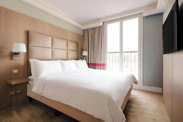 جناح بسرير كينج مع أريكة، L Edmond Hotel Parc Monceau 2/4