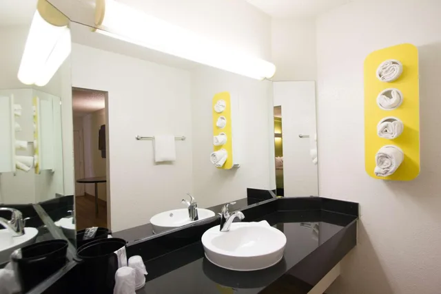 3 Full Beds - Non-Smoking، Motel6 Austin, TX - Midtown 7/9