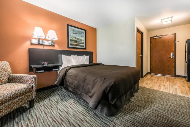 Efficiency, Queen Bed، Suburban Studios Washington, PA 5/7