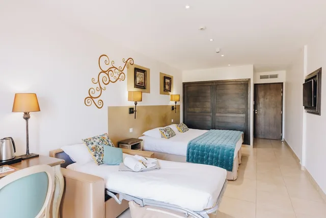 غرفة عائلية ثلاثية بسرير كينج وسرير فردي بإطلالة على البحر، BOUTIQUE HOTEL LIBERATA 2/2