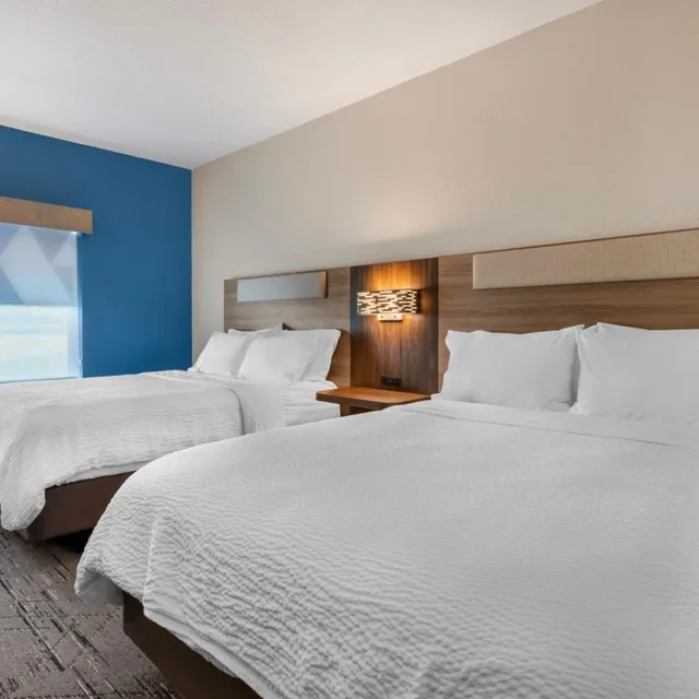غرفة بسريرين لذوي الإعاقة، Holiday Inn Express Hotel & Suites Northwood 1/10
