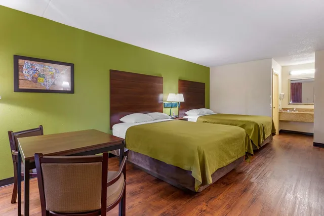غرفة بسريرين كوين، Econo Lodge Fayetteville, NC 2/2