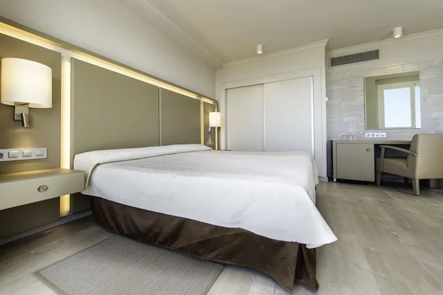 غرفة بإطلالة على المسبح بشرفة مفردة بسرير مزدوج، Spring Hotel Vulcano 2/5