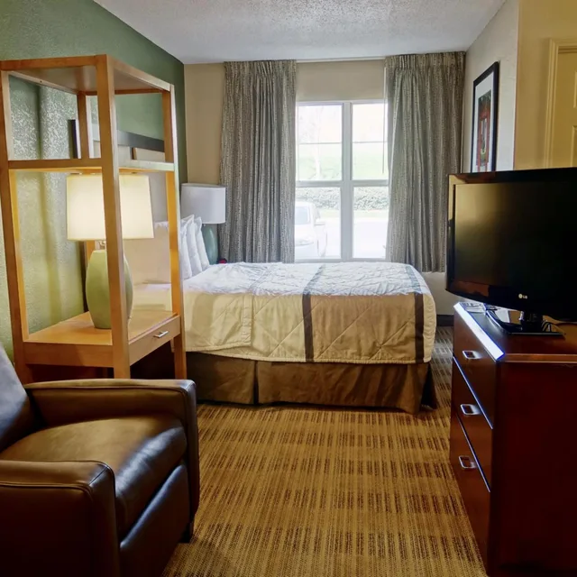 Studio, Queen Bed, Sonesta Simply Suites Stafford 1/10