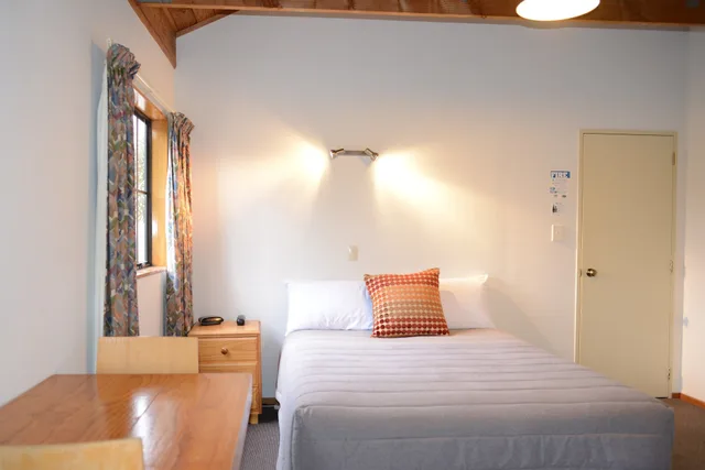 Lodge, Studio, 1 Queen and 1 Single Bed، The Hobbit Motorlodge 1/2