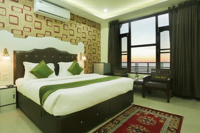 غرفة بريميوم بسرير كوين وسريرين منفصلين، Treebo Roshan House 6/10