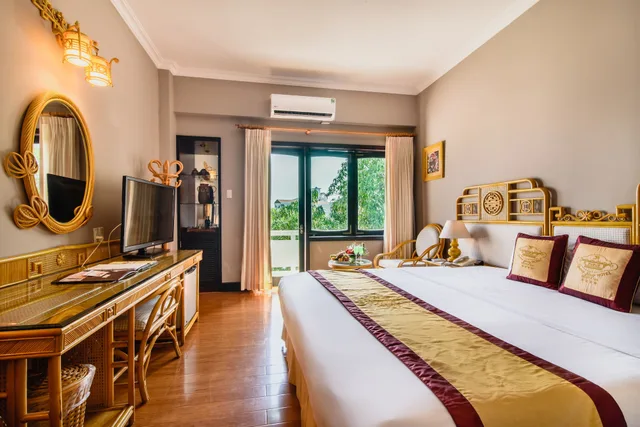 غرفة ديلوكس بسريرين منفصلين بإطلالة على الحديقة، Huong Giang Hotel 1/10