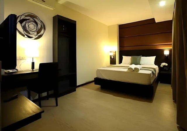 غرفة سوبيريور بسرير كينج بإطلالة على المدينة، Lorenzzo Suites Hotel 2/2