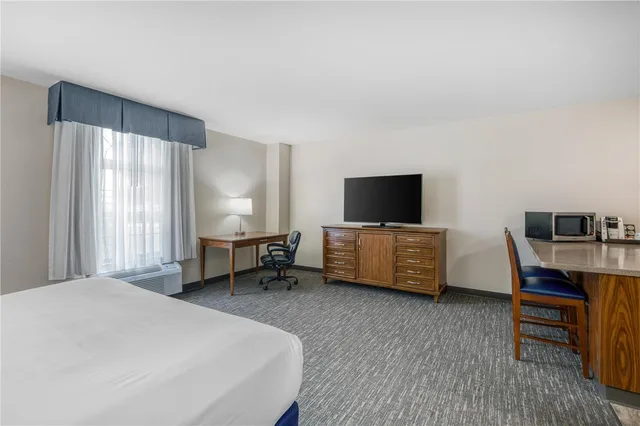 غرفة كبيرة بسرير كينج، SureStay Plus Hotel By Best Western Elizabethtown Hershey 3/7