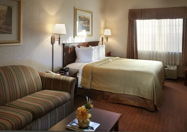 غرفة قياسية مع أريكة، Quality Inn and Suites Near University 2/6
