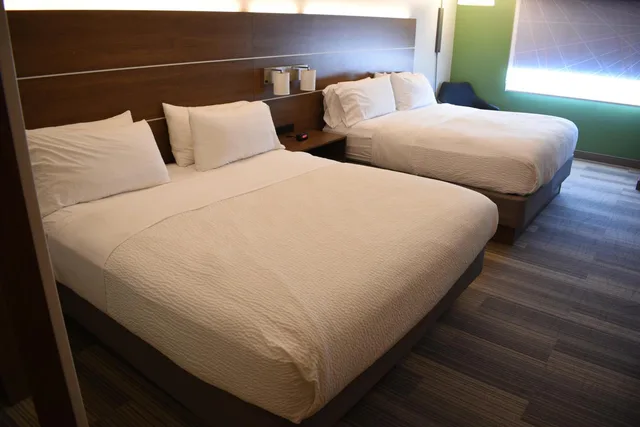 Standard, King Bed, 2 King Beds, Holiday Inn Express and Suites Lincoln South 7/10