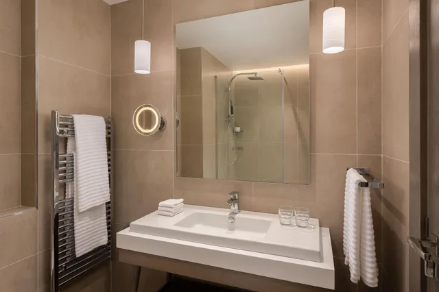 جناح فاخر بسرير كينج بشرفة بغرفة نوم واحدة مع أريكة، The Westin Dragonara Resort Malta 2/4
