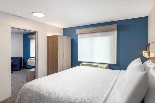 جناح بسرير كينج وسرير كوين بغرفتي نوم مع أريكة، Holiday Inn Express Portland South - Lake Oswego 4/8