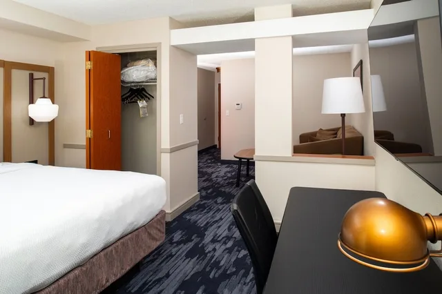 جناح بسرير كينج مع أريكة، Fairfield Inn Suites By Marriott Greensboro Wendover 1/4