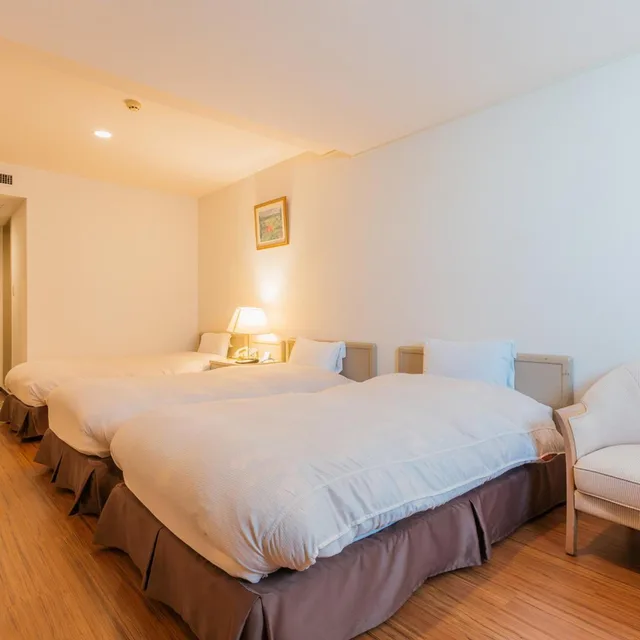 غرفة ثلاثية، Hotel New Century 3/8