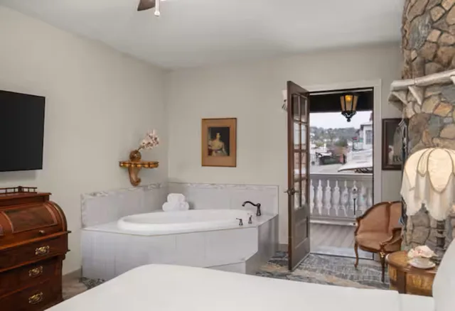 Honeymoon, Suite, King Bed, City or Jetted Tub، National Hotel Jackson, Tapestry Collection by Hilton 4/4