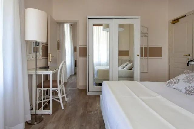 جناح متصل بسرير كوين وسريرين منفصلين بإطلالة على البحر بشرفة، Hotel Olimpia 3/5