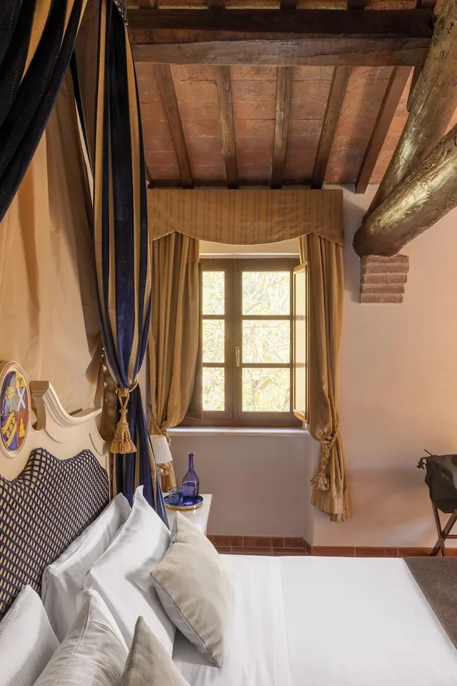 جناح جونيور بسرير كوين، Castello Di Leonina Relais 1/9