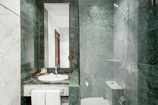جناح جونيور بشرفة، Hotel Villa Real 2/2