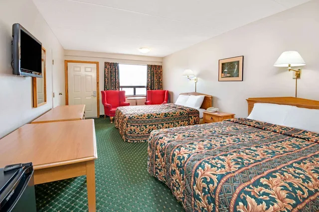 Room, 2 Double Beds, Knights Inn Midland 2/5