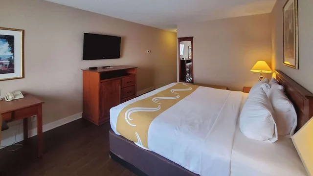 غرفة قياسية بسرير كينج، Quality Inn & Suites Hawkesbury 1/4