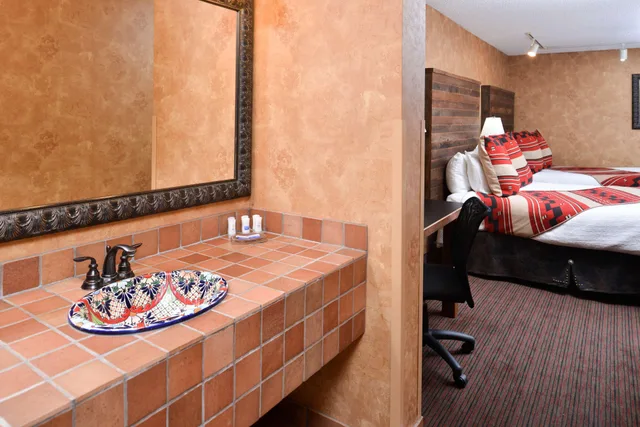 جناح بسرير كينج وسريرين منفصلين بشرفة بغرفتين، Best Western Plus Inn Of Santa Fe 5/12
