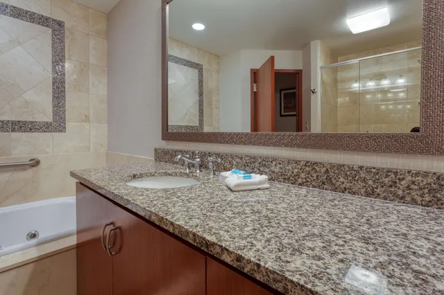 جناح بسرير كينج بغرفتين مع أريكة بحوض جاكوزي بحوض استحمام، Drury Plaza Hotel St Louis Chesterfield 5/10