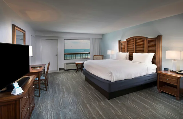 غرفة بسرير كينج لذوي الإعاقة، Island House Hotel Orange Beach a Double Tree by Hilton 1/2