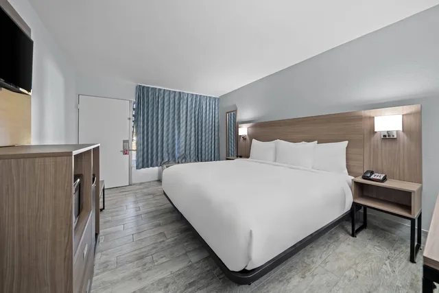 Room, King Bed, Accessible, Econo Lodge Daytona Beach - Speedway 1/4