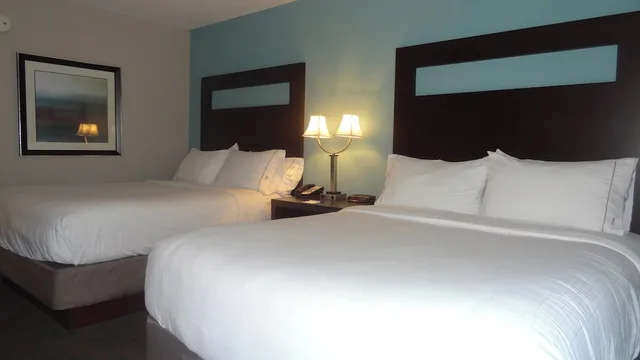 غرفة قياسية بسريرين كوين، Holiday Inn Express Kansas City - Bonner Springs an IHG Hotel 7/8