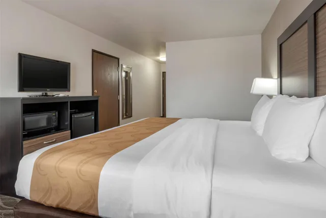 غرفة بسرير كينج لذوي الإعاقة، Quality Inn & Suites South Fork - Wolf Creek 2/4
