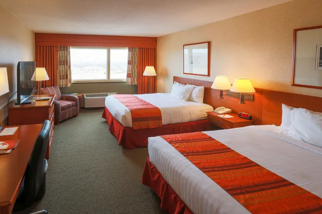 Tower, Standard, 2 Queen Beds، Gateway Hotel and Conference Center 2/5