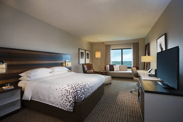 غرفة كلوب بسرير كينج، Renaissance Austin Hotel 1/10