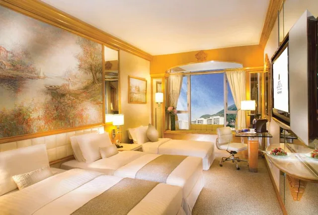 Family Triple, Regal Hong Kong Hotel 2/3