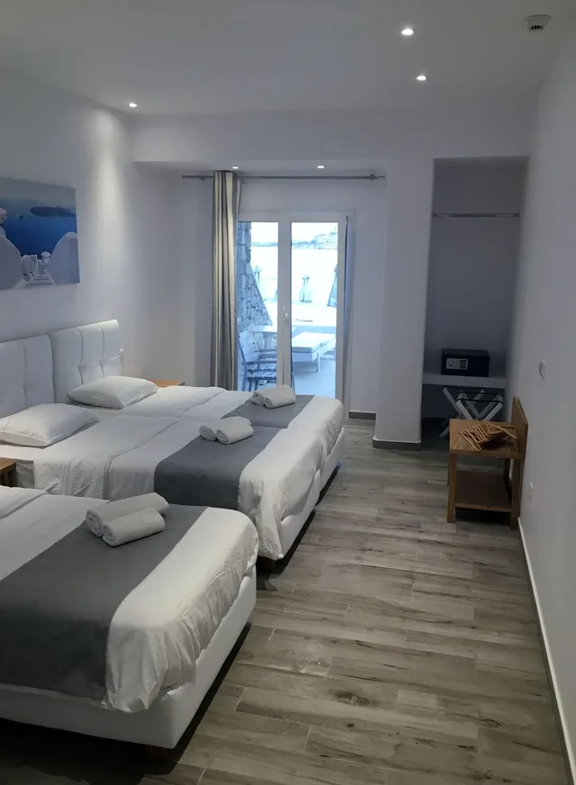 غرفة ديلوكس ثلاثية بإطلالة على البحر بشرفة، Acrogiali Beach Hotel 1/5