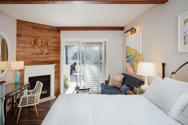 غرفة بسرير كينج بإطلالة على الفناء بشرفة مع أريكة، The Lodge at Healdsburg, tapestry Collection by Hilton 2/9