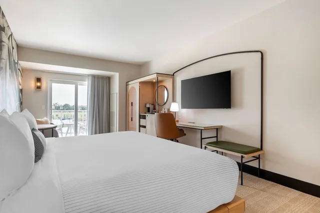 غرفة قياسية بسرير كينج بشرفة مع أريكة، Cambria Hotel Rehoboth Beach, DE 3/3