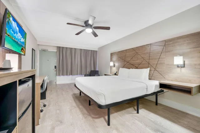 Room, King Bed, Exterior Entrance، Quality Inn and Suites Airport Cruise Port Hollywood 4/9